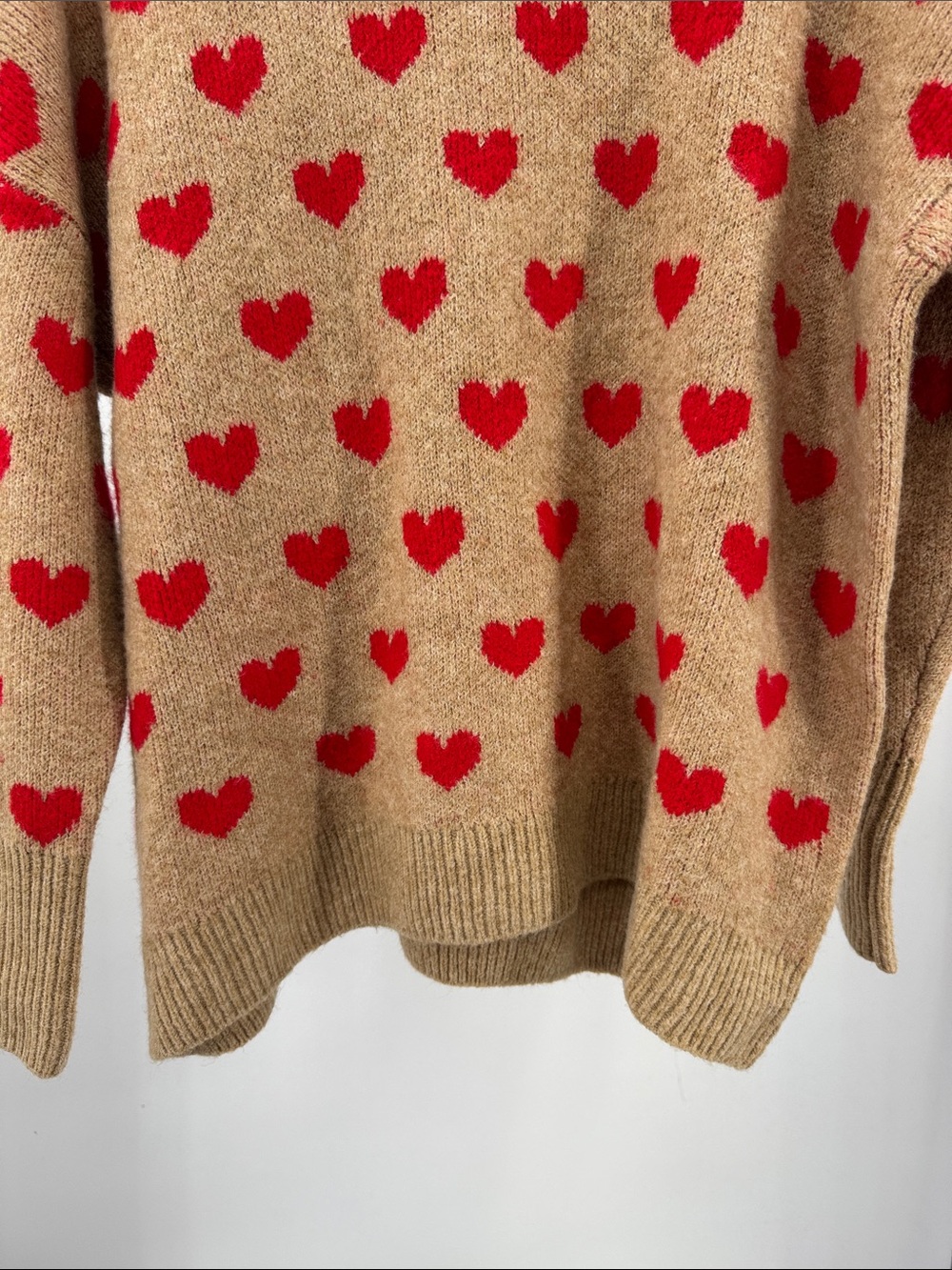 Vince Camuto Beige Crewneck Sweater Red Heart Motif M oversized casual winter - Picture 8 of 11